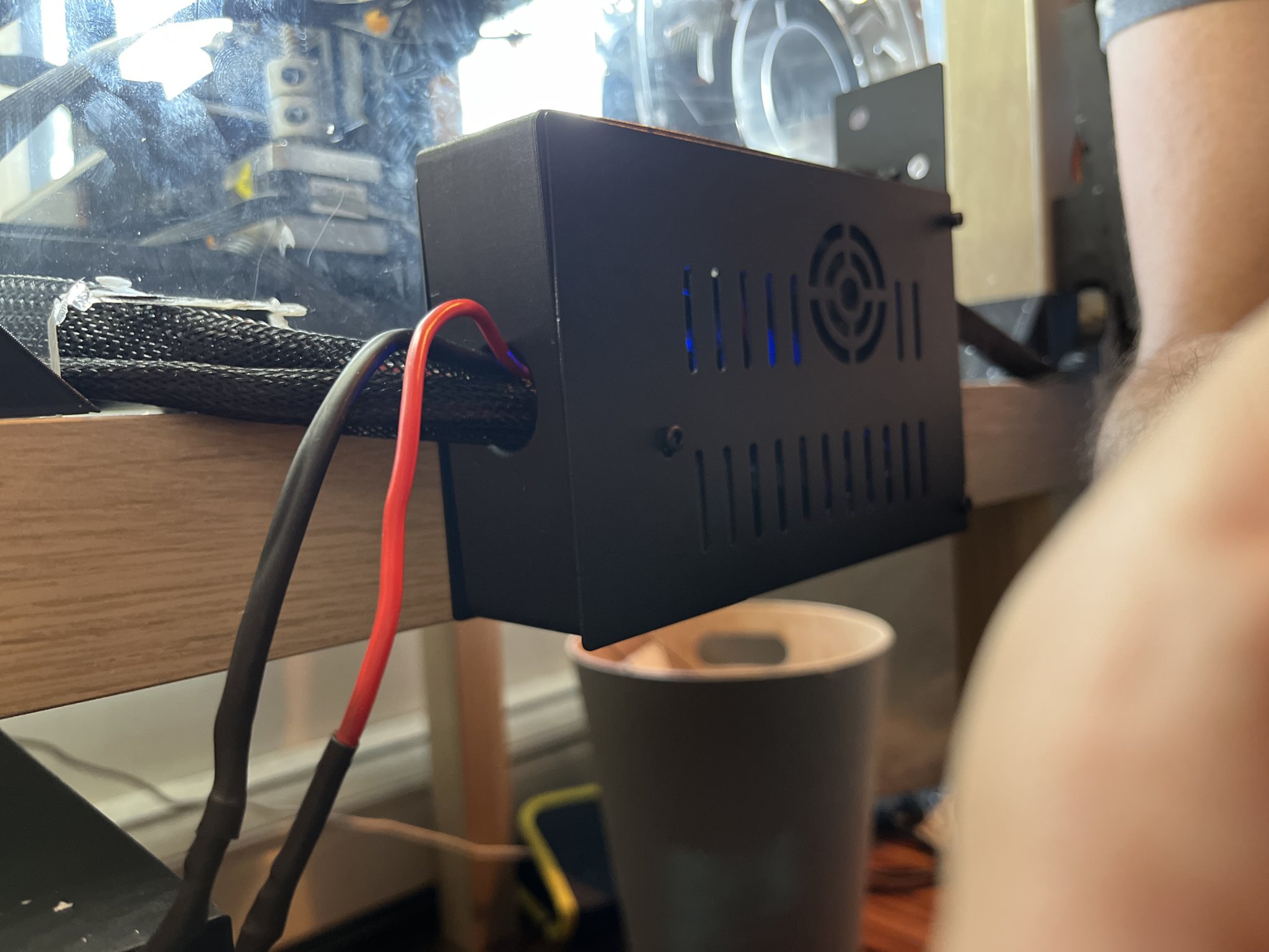 Giá đỡ vỏ ngoài cho bo mạch chính Ender 3 V2 Neo