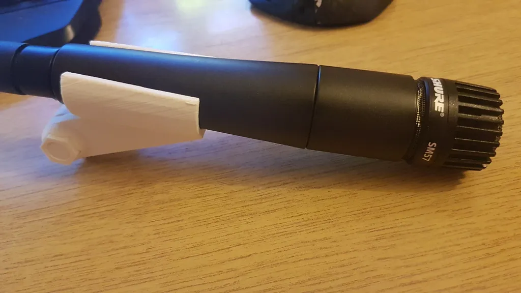 Giá đỡ micro SM57 in 3D với góc nghiêng 15°