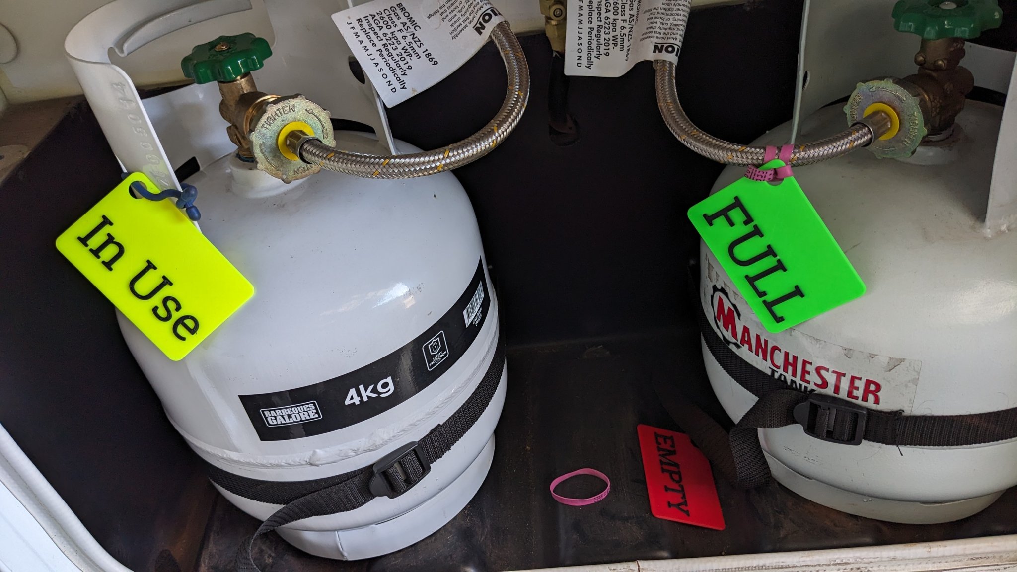 Nhãn màu cho chai gas LPG trong xe motorhome