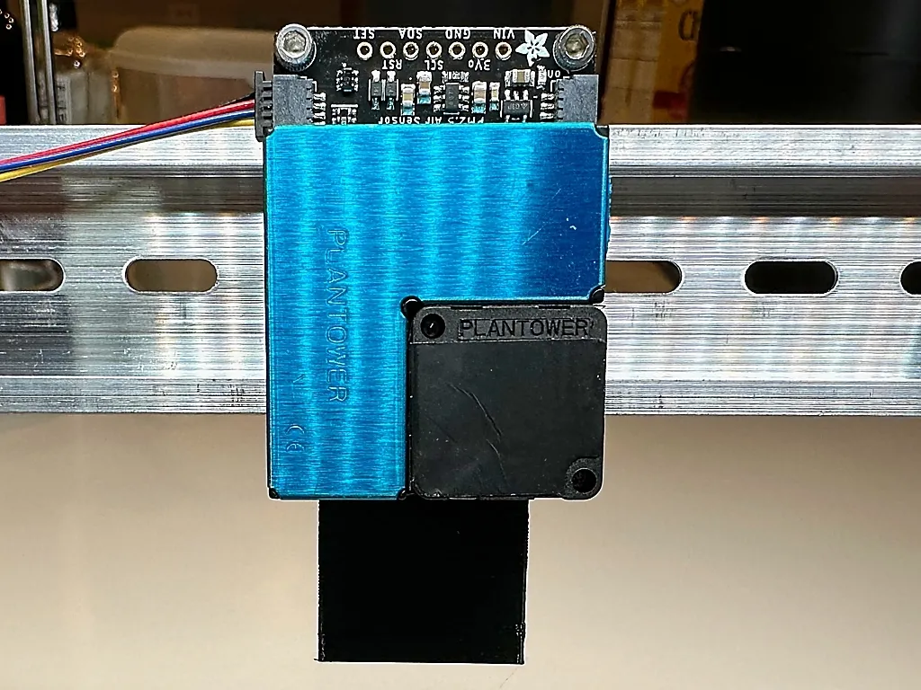 Một giá đỡ Din Rail cho bảng mạch phân tách chất lượng không khí Adafruit PMSA003I