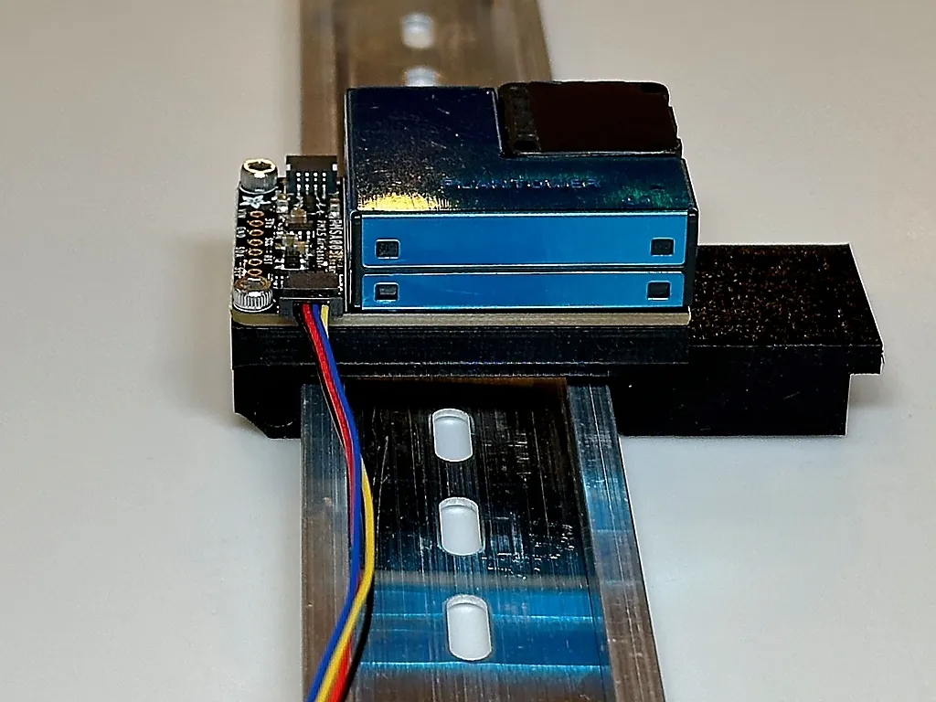 Một giá đỡ Din Rail cho bảng mạch phân tách chất lượng không khí Adafruit PMSA003I