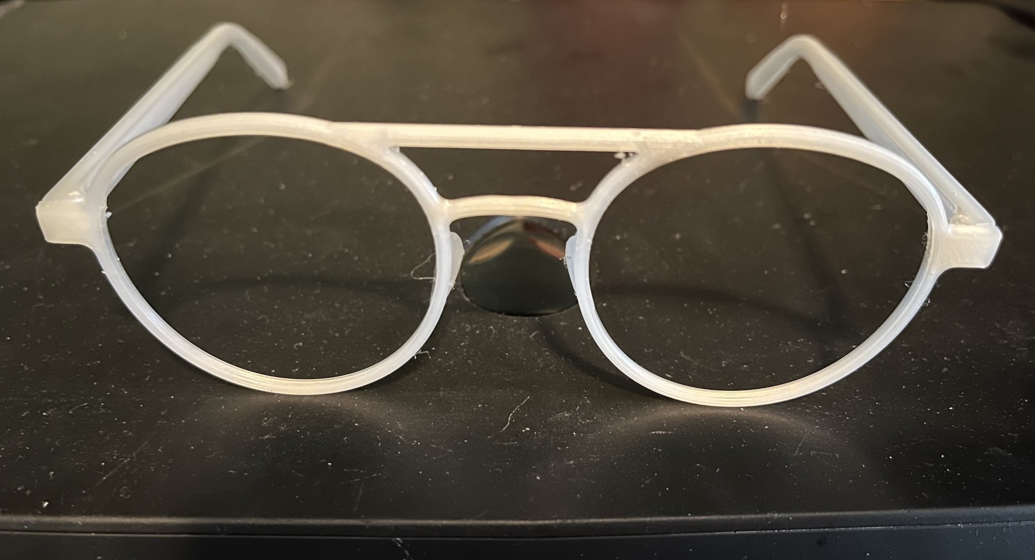 Kính mắt với mũi rộng hơn