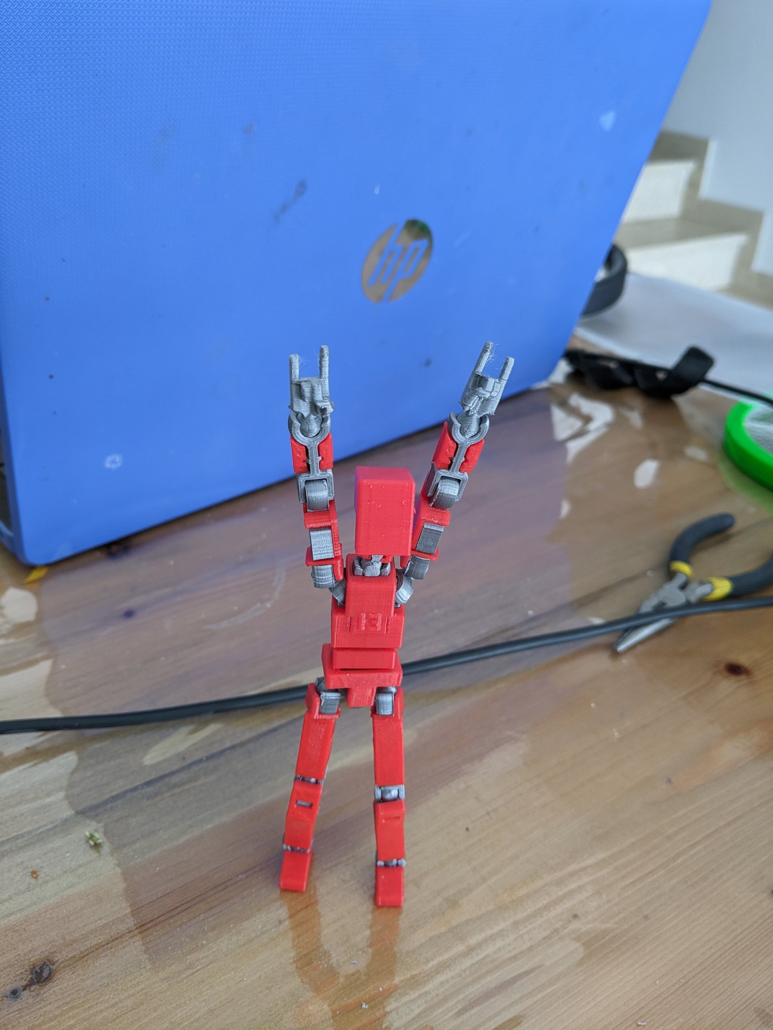 Biểu tượng LUCKY 13 với dấu tay giơ ngón tay cái