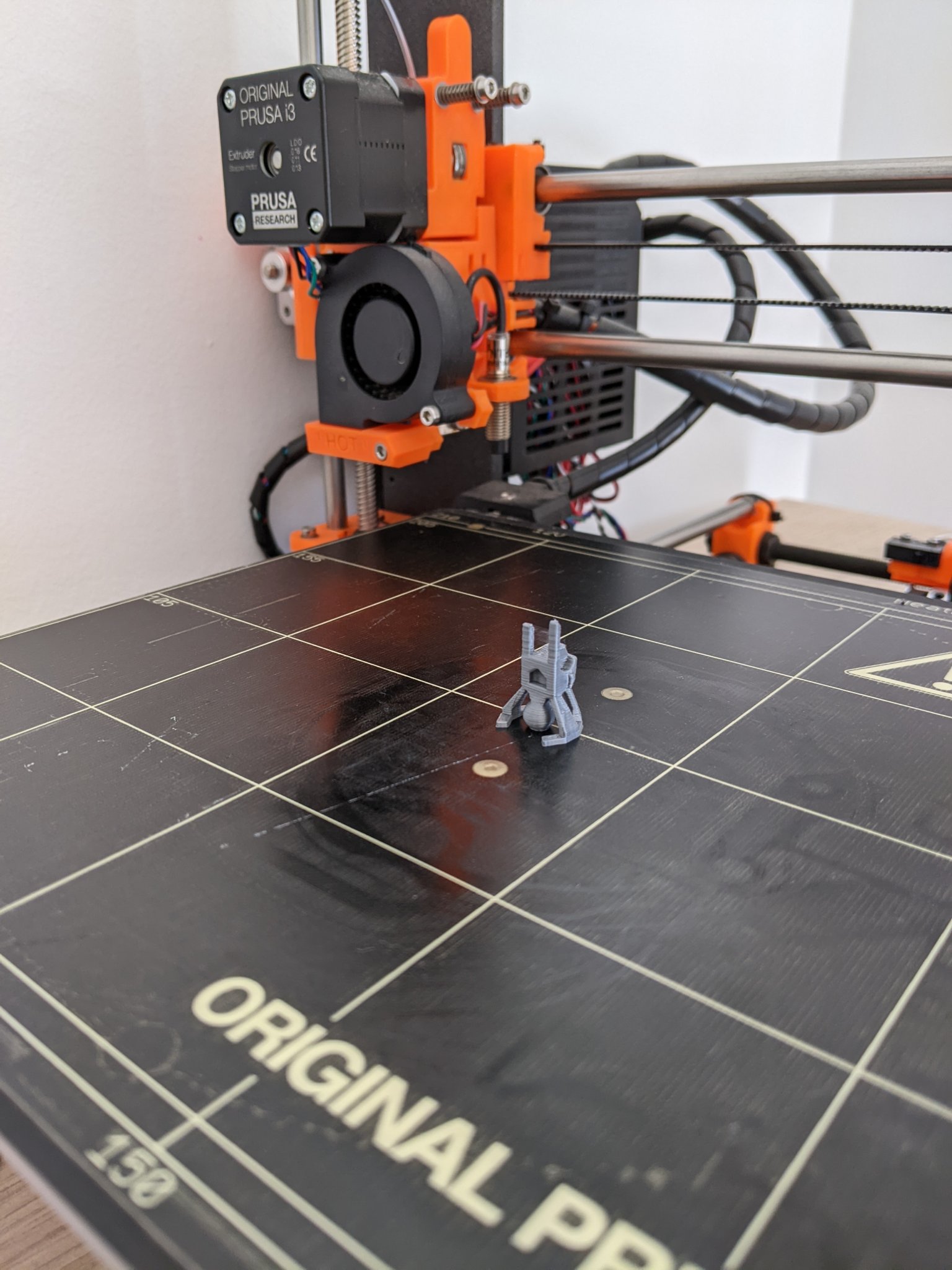 Biểu tượng LUCKY 13 với dấu tay giơ ngón tay cái