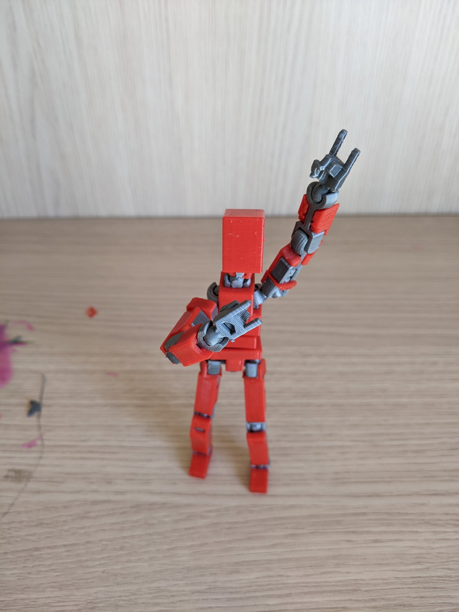 Biểu tượng LUCKY 13 với dấu tay giơ ngón tay cái