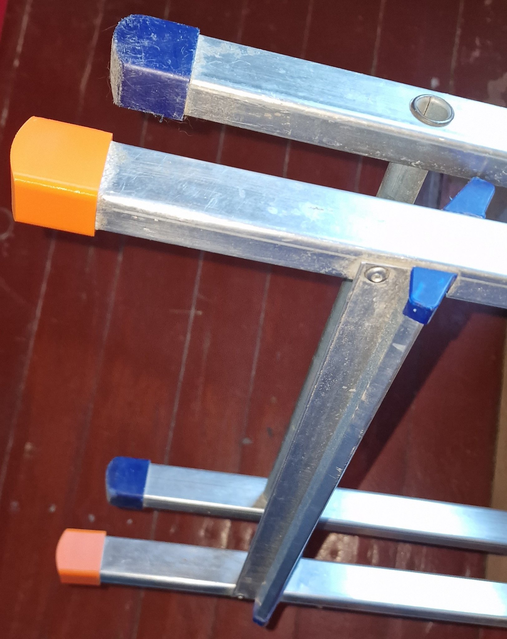 Chân thay thế cho bậc thang nhôm bị hỏng