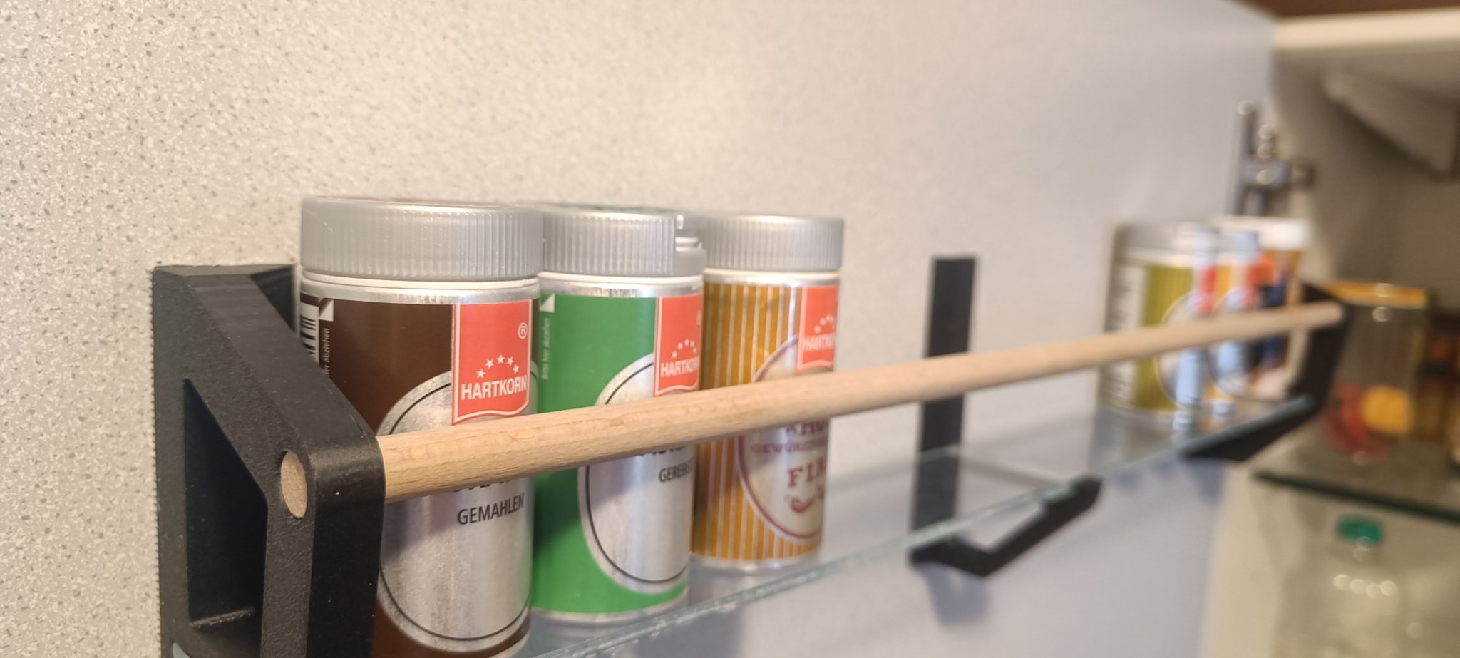 Giá đỡ gia vị bằng plexiglas và gỗ ấn tượng