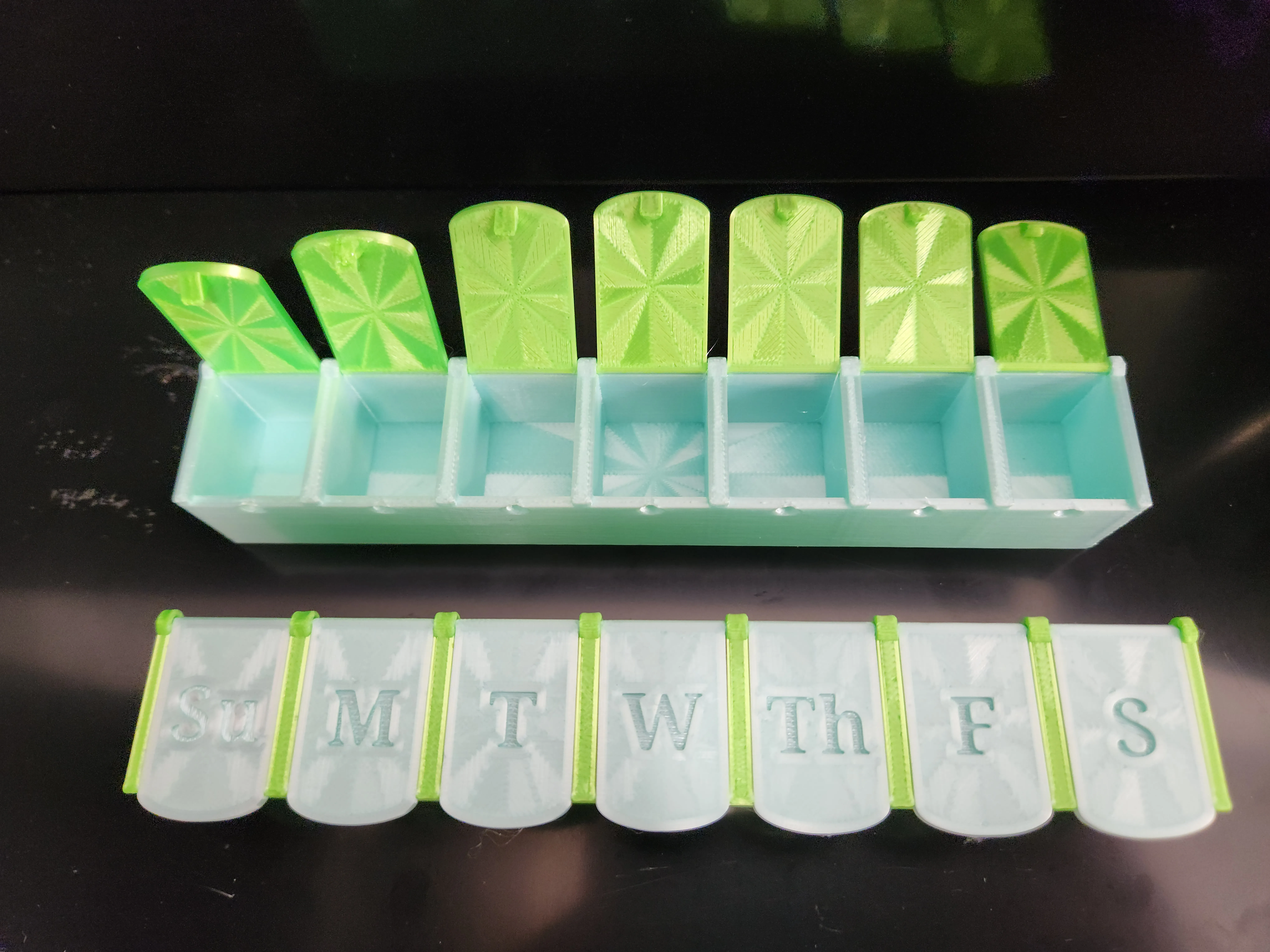 Hộp thuốc với nắp khớp nối và nắp ma sát