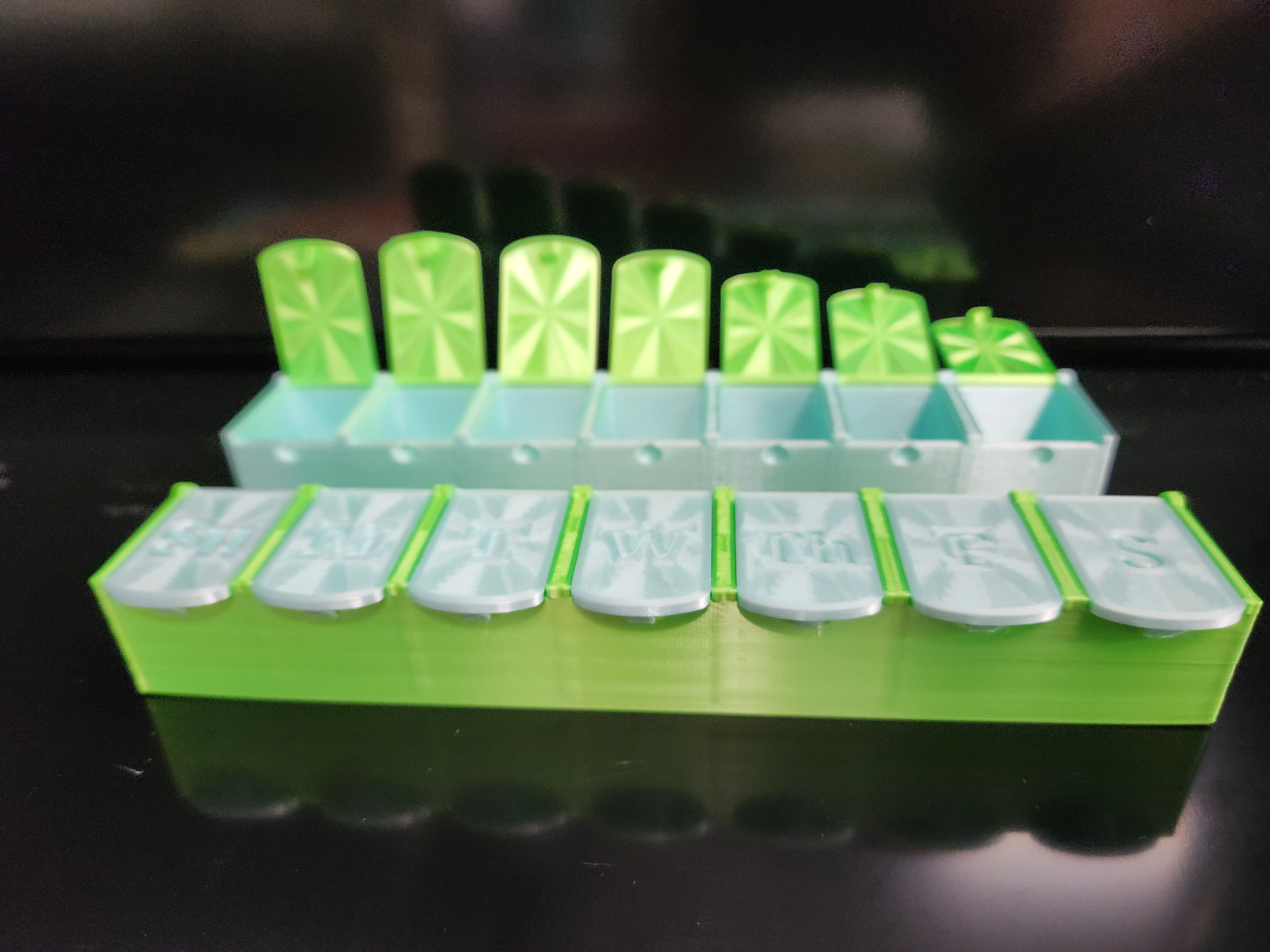 Hộp thuốc với nắp khớp nối và nắp ma sát