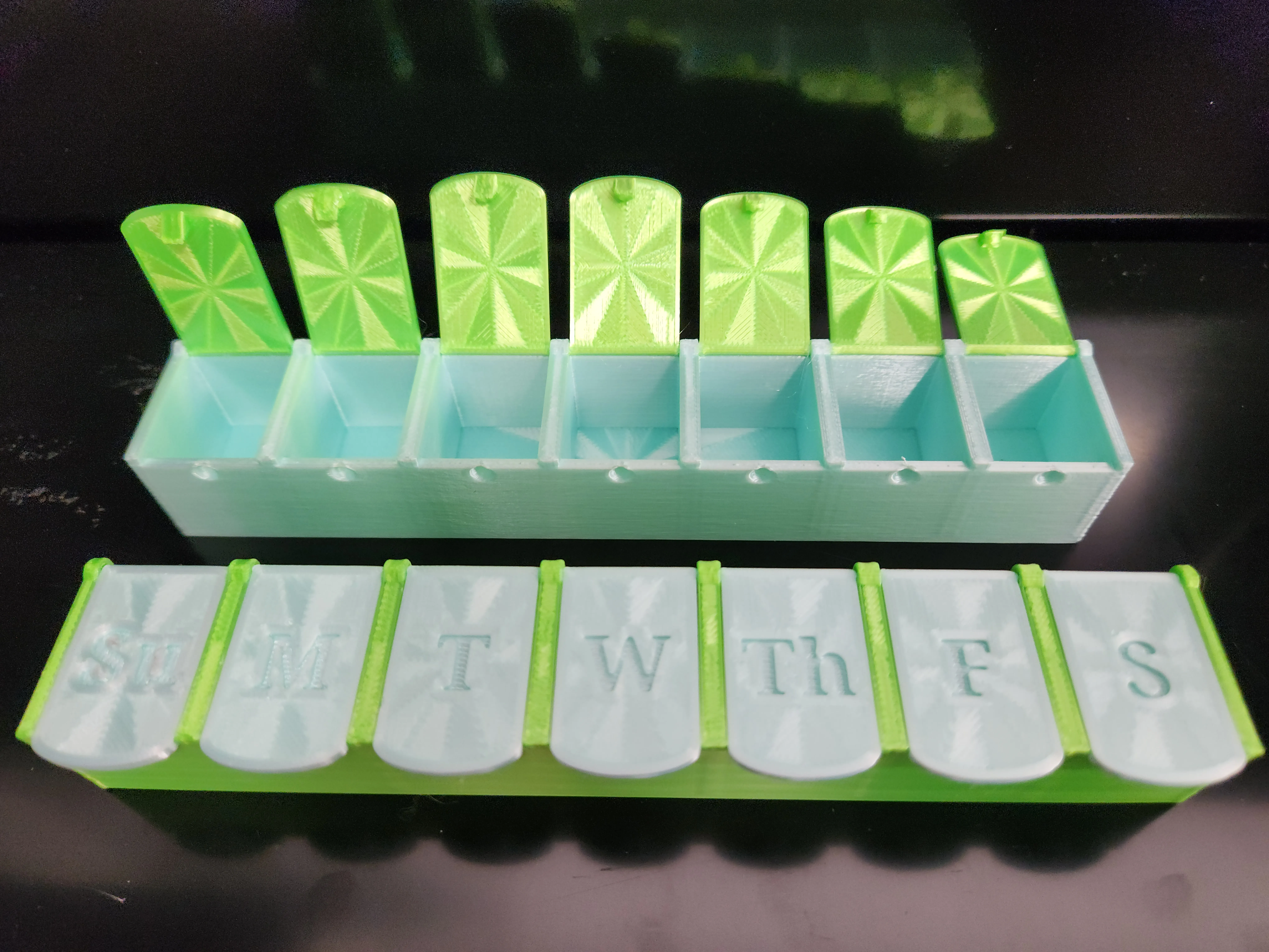 Hộp thuốc với nắp khớp nối và nắp ma sát