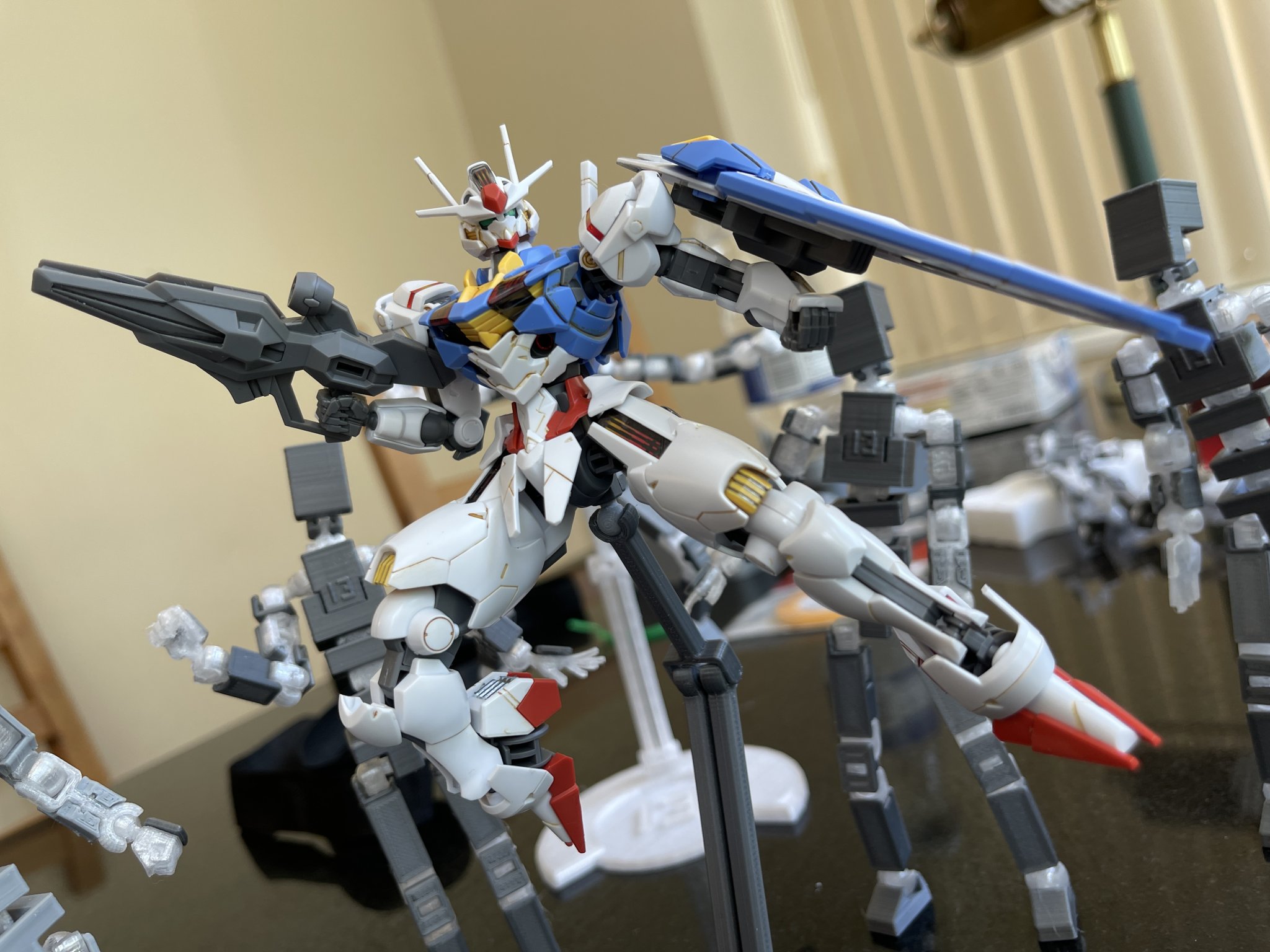 Bộ chuyển đổi đế trưng bày Lucky 13 cho Gunpla