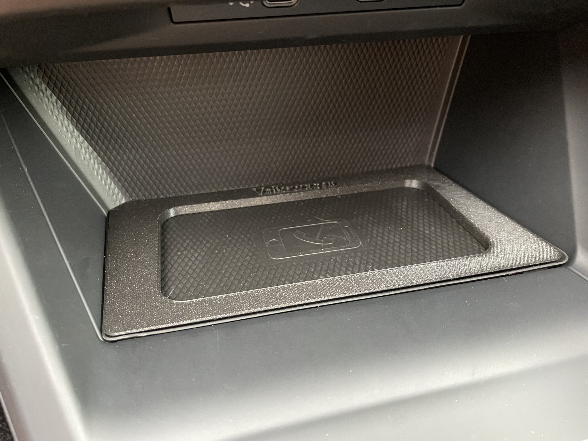 Giá đỡ điện thoại cho đế sạc không dây Volkswagen Golf Mk8