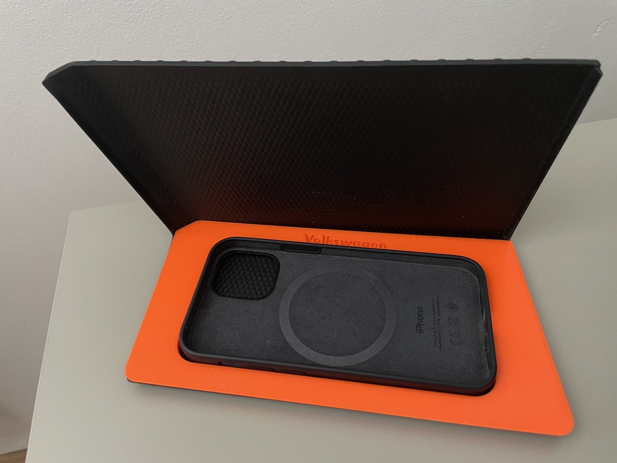 Giá đỡ điện thoại cho đế sạc không dây Volkswagen Golf Mk8