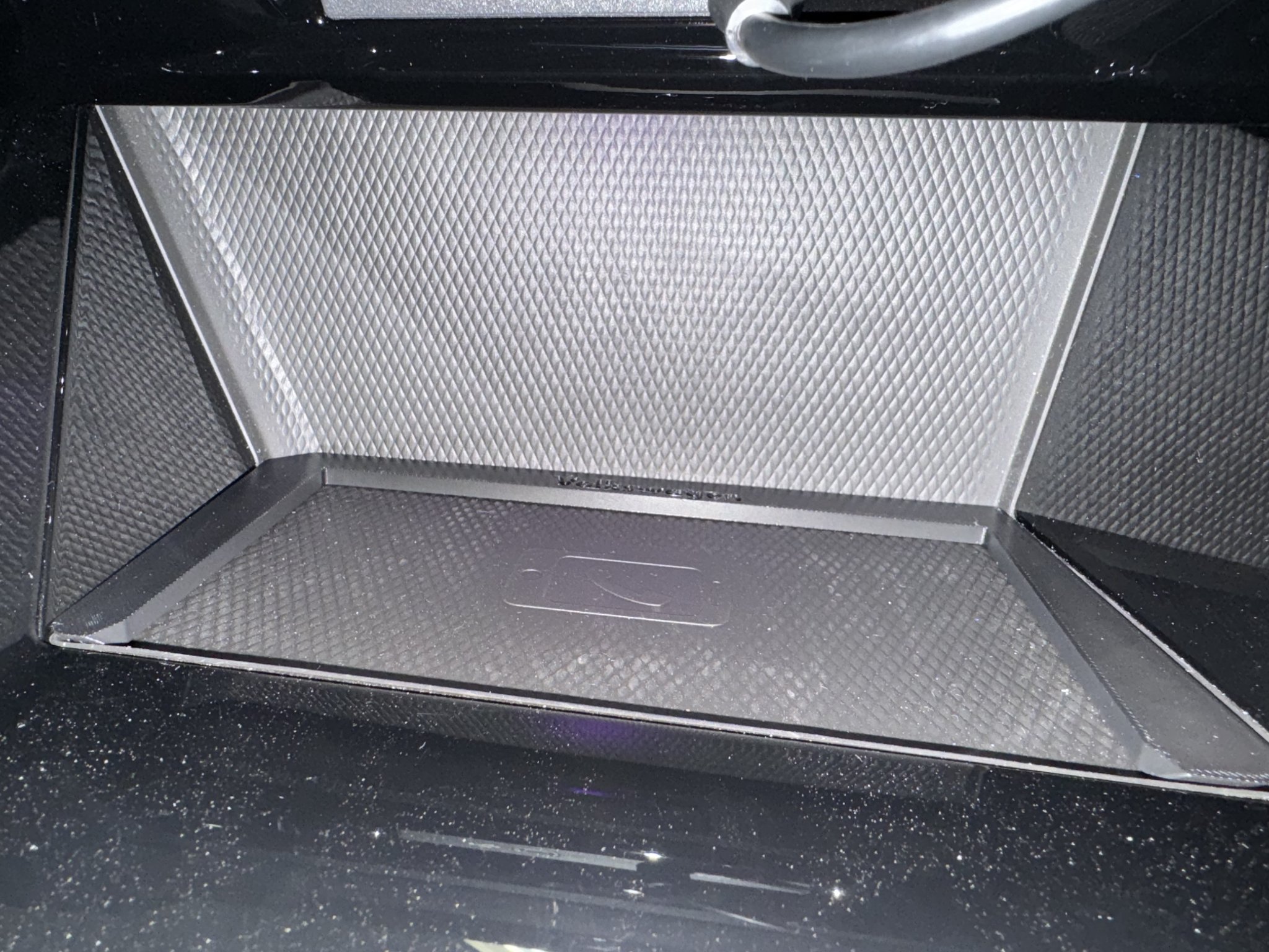 Giảm kích thước sạc không dây cho iPhone 15 Pro trên Golf MK8