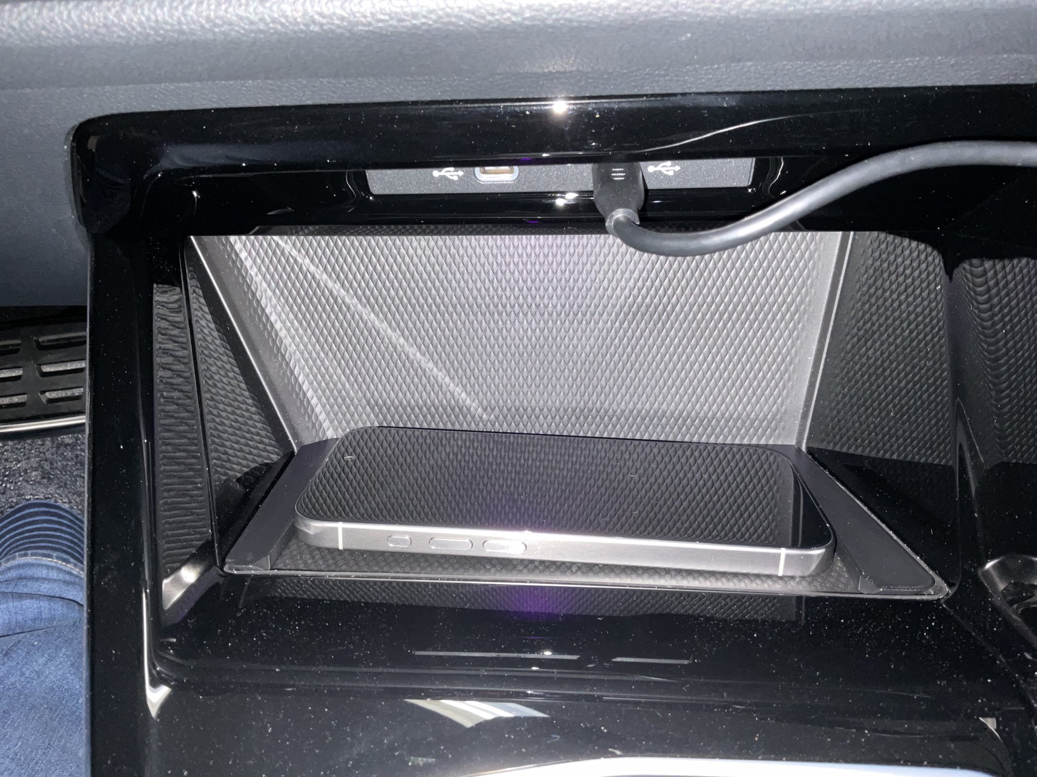 Giảm kích thước sạc không dây cho iPhone 15 Pro trên Golf MK8