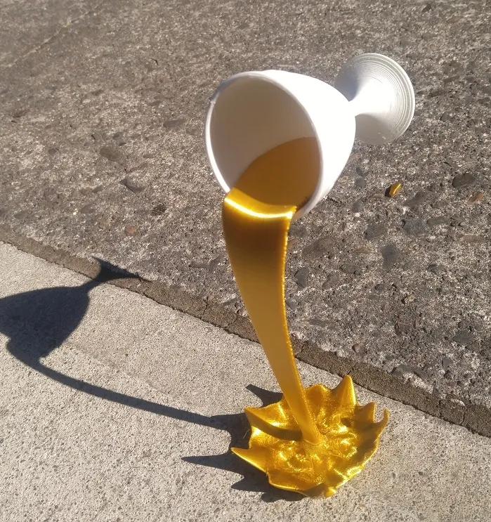 Cốc goblet bay lơ lửng trong không gian nghệ thuật