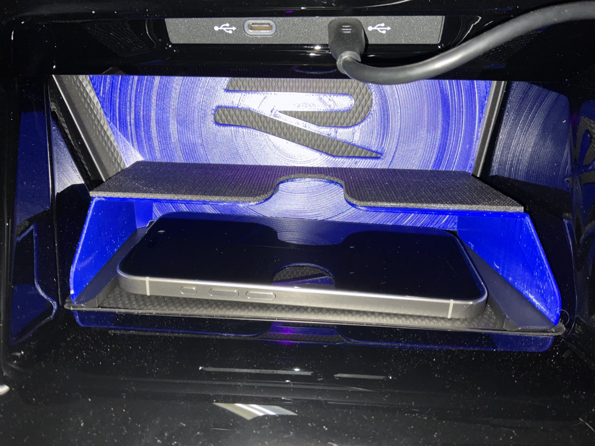 Giảm kích thước sạc không dây cho iPhone 15 Pro trên Golf MK8