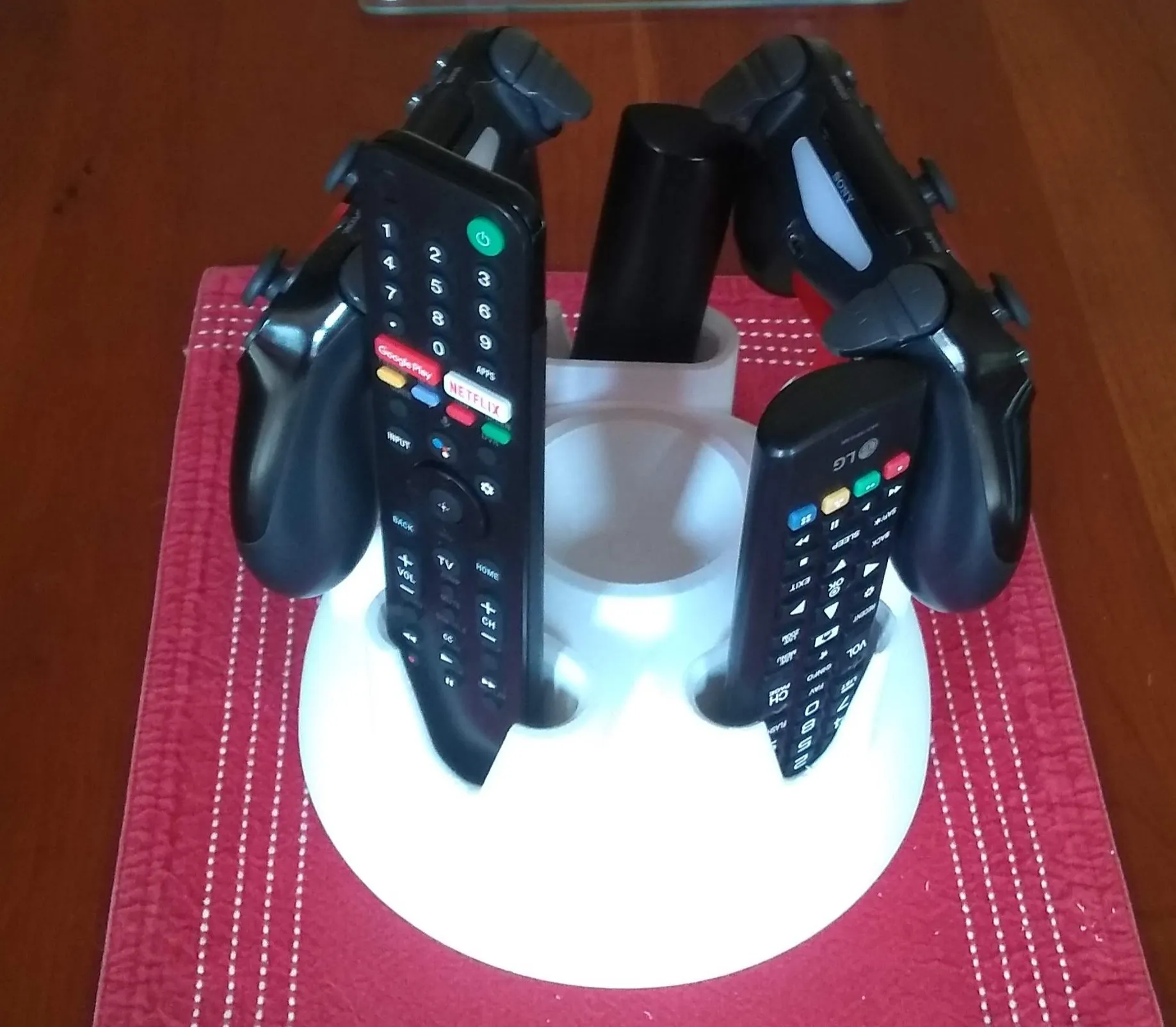 Giá đỡ điều khiển từ xa xoay cho 5 điều khiển