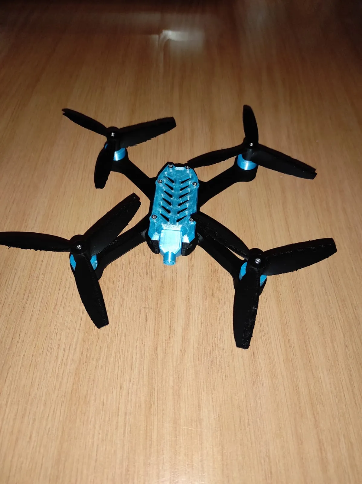 Mô hình động cơ drone Goblin trang trí cho bánh kem