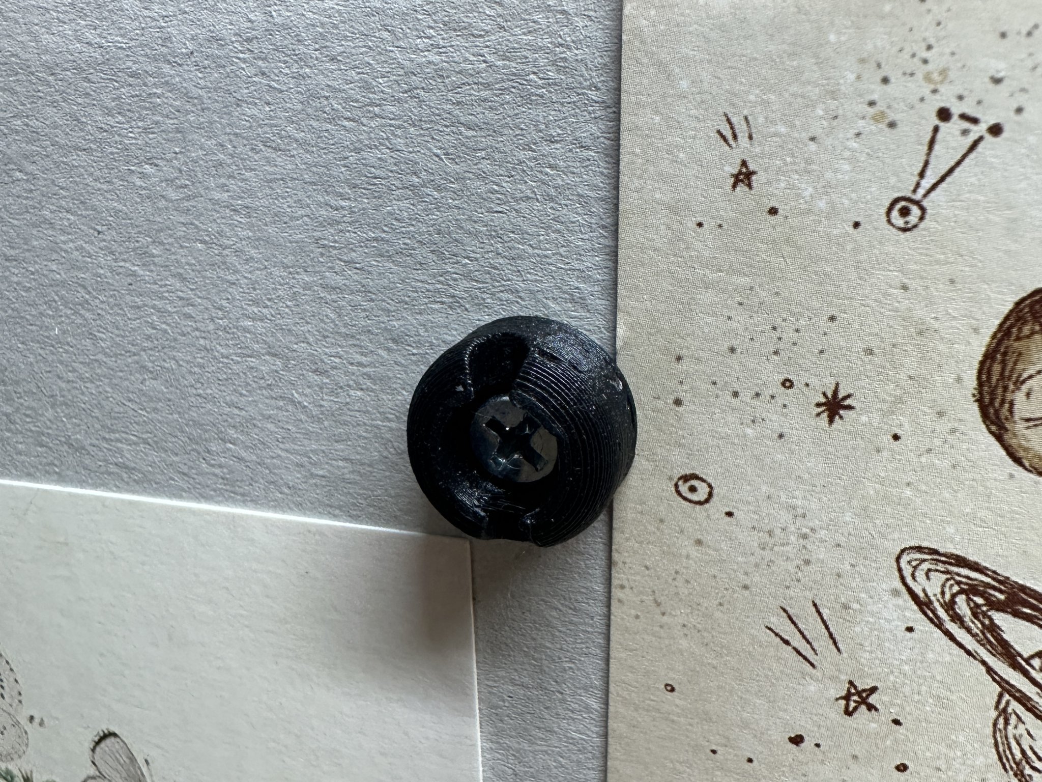 Giá đỡ cáp iPhone gắn tường đơn giản