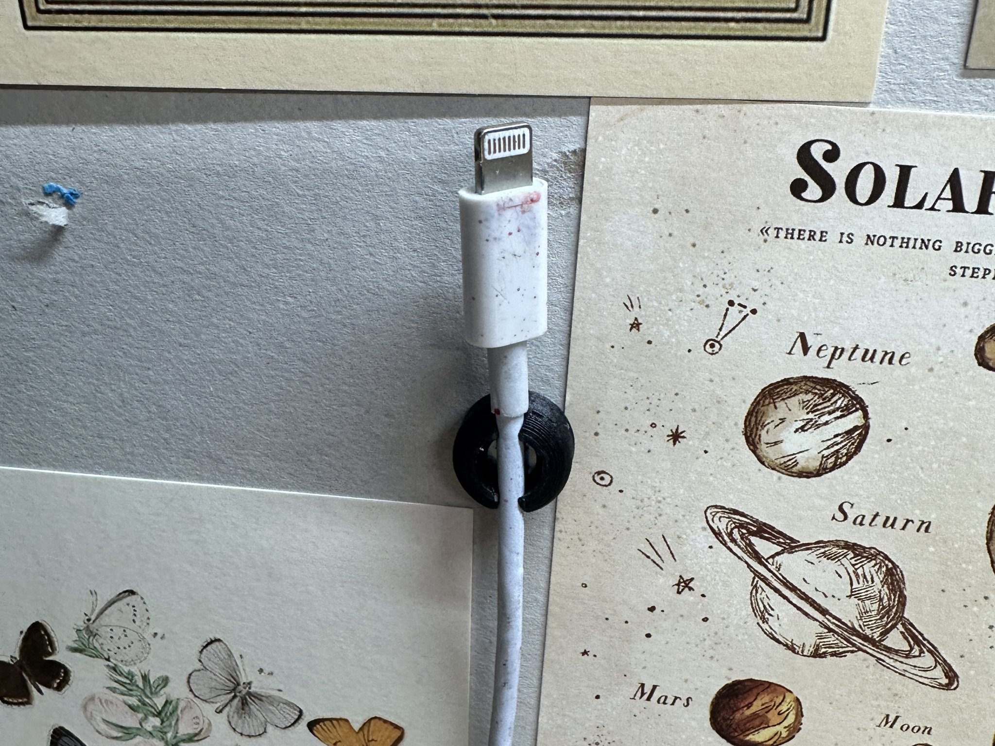 Giá đỡ cáp iPhone gắn tường đơn giản