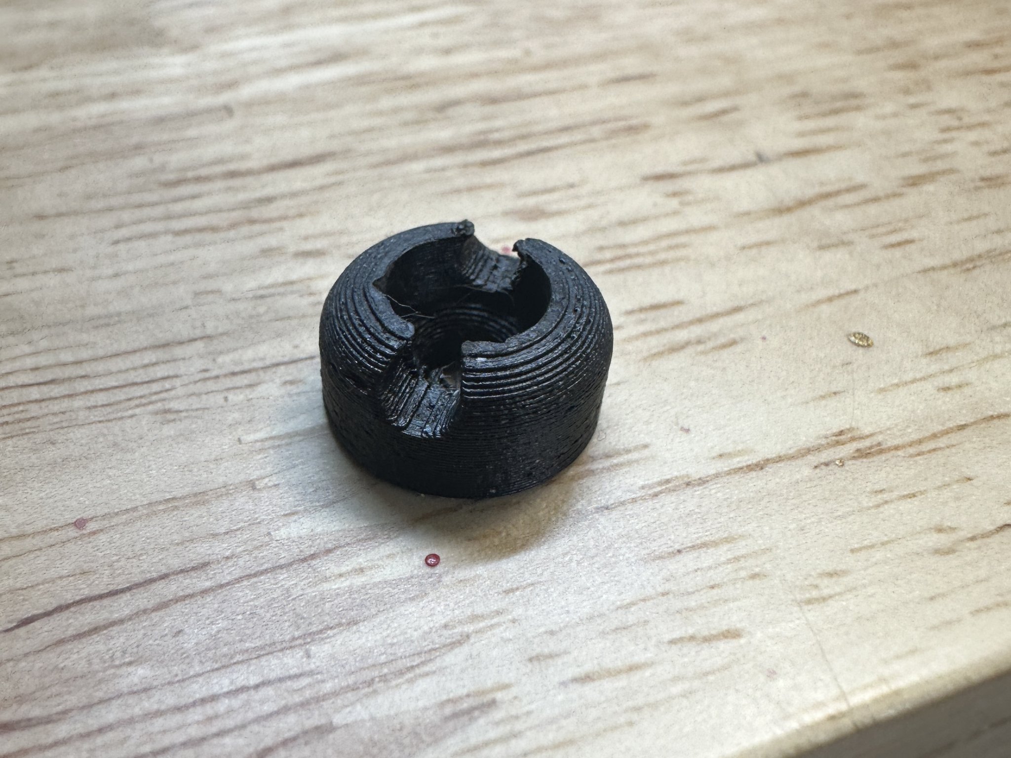 Giá đỡ cáp iPhone gắn tường đơn giản