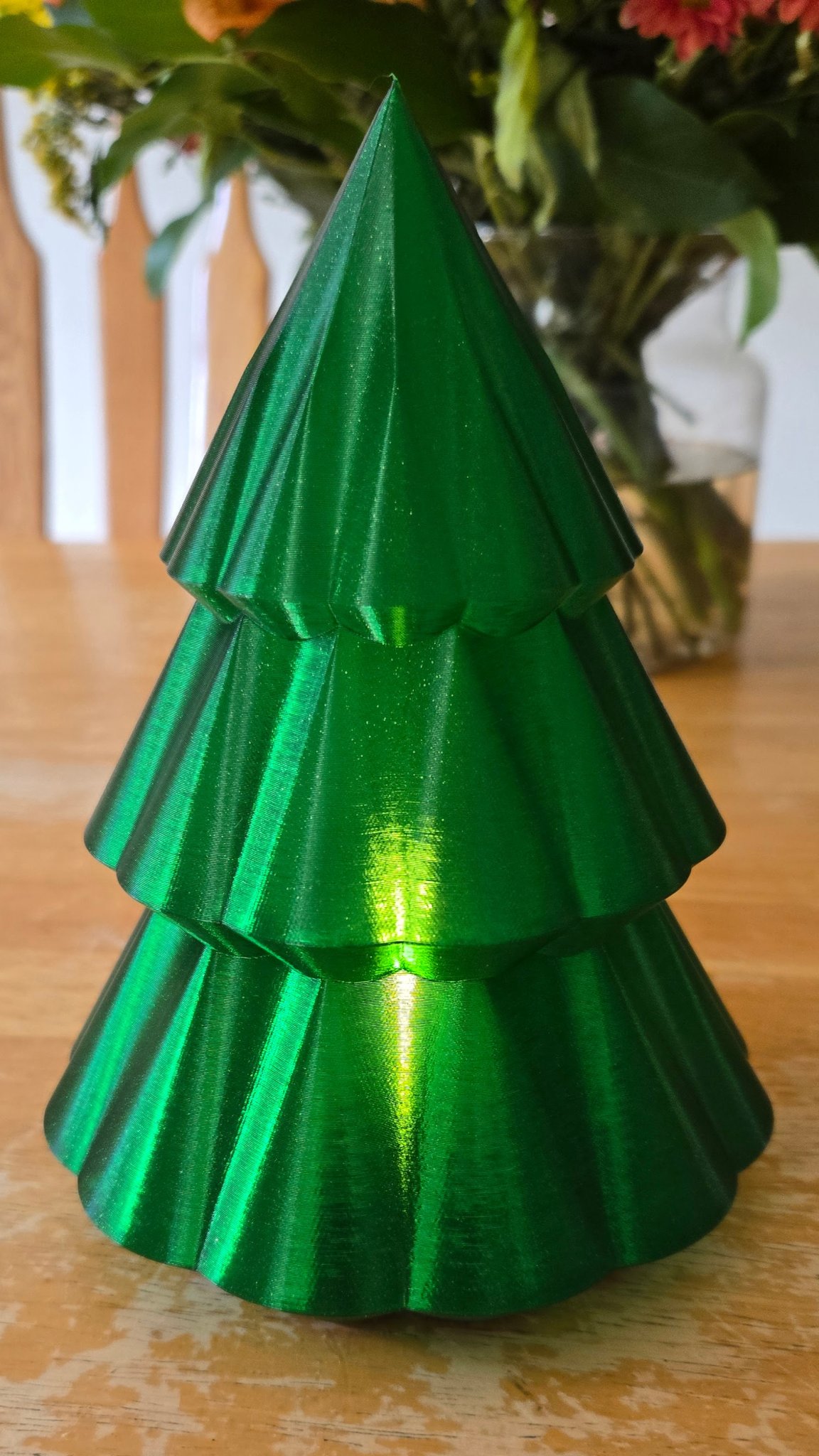 Cây thông Giáng sinh xoắn ốc với đế đèn LED