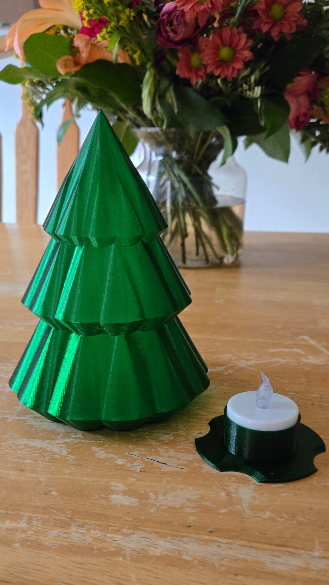 Cây thông Giáng sinh xoắn ốc với đế đèn LED