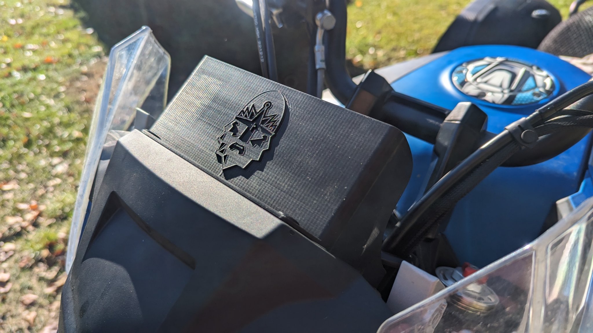 Tấm che nắng cho CFmoto 650MT với logo Hockey Kladno