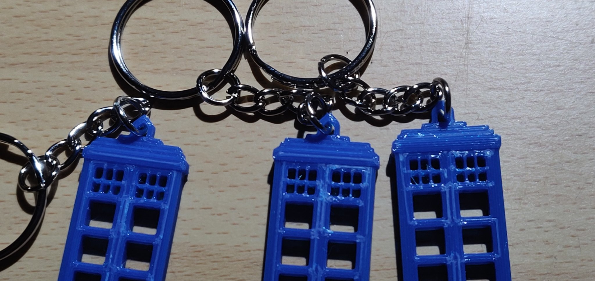 Móc khóa hoặc bông tai Tardis của Dr Who
