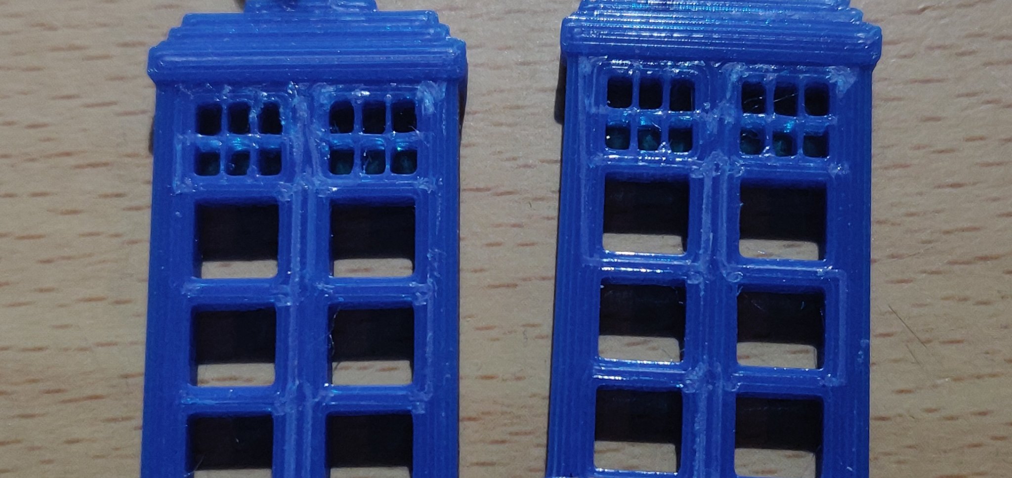 Móc khóa hoặc bông tai Tardis của Dr Who