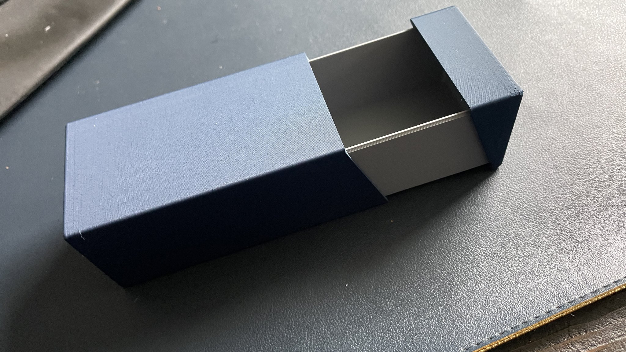 Hộp trung bình in 3D với từ tính giữ cố định