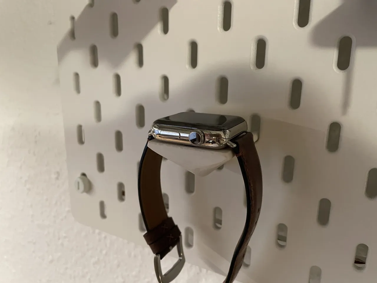 Giá đỡ sạc Apple Watch trên bảng SKADIS của Ikea