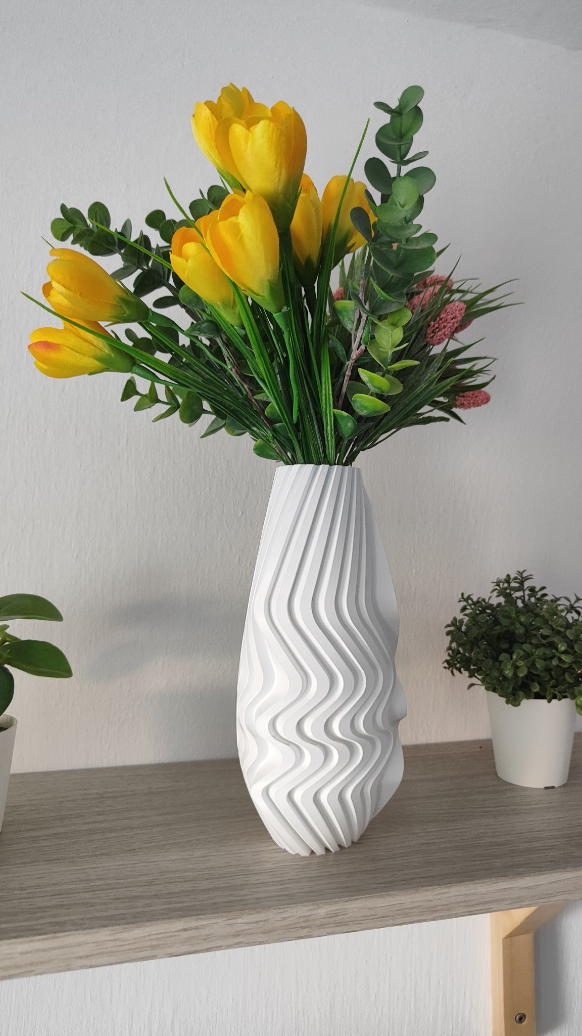 Bình hoa sóng thiết kế tinh tế cho trang trí nội thất