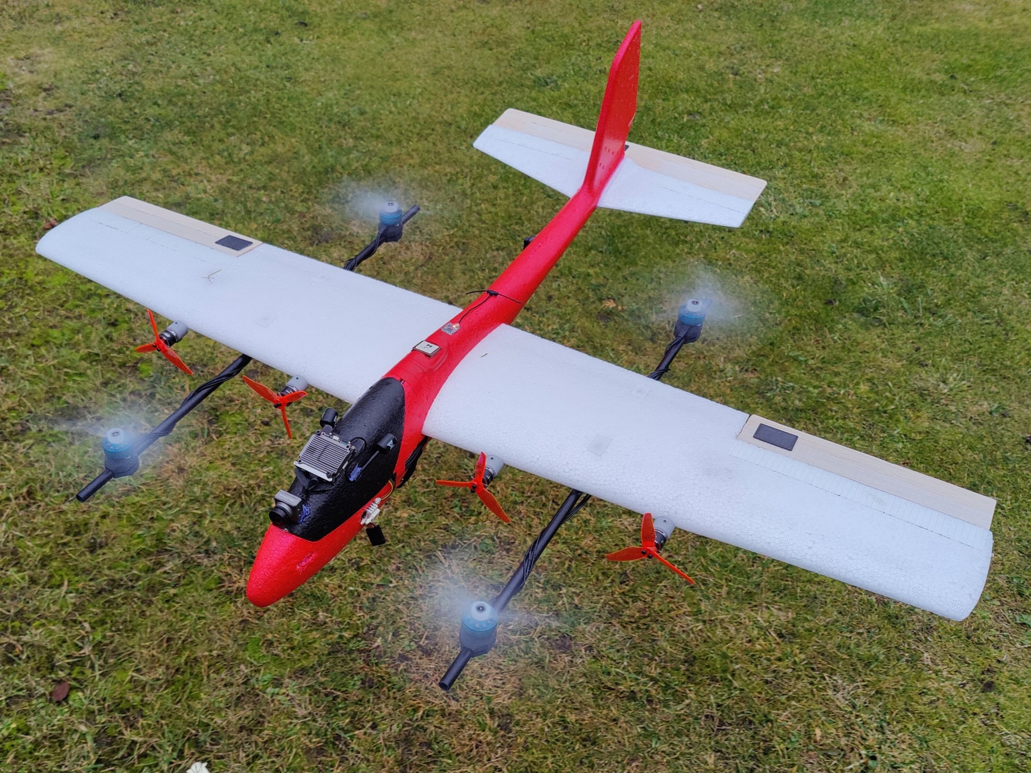 Máy bay VTOL Lidl Glider với bộ chuyển đổi Ardupilot