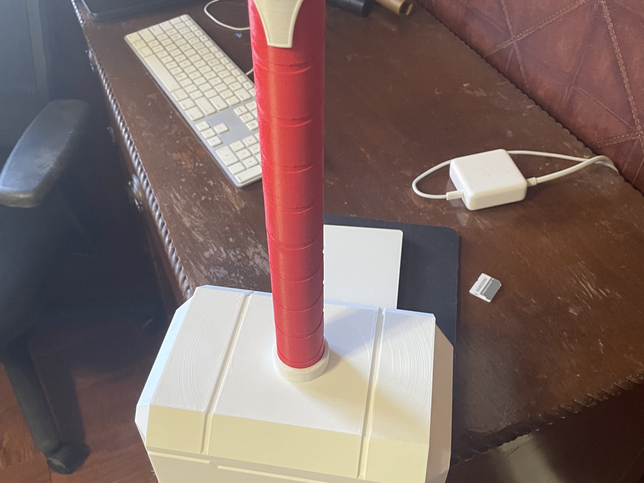 Búa thần Thor Mjolnir với thiết kế chi tiết