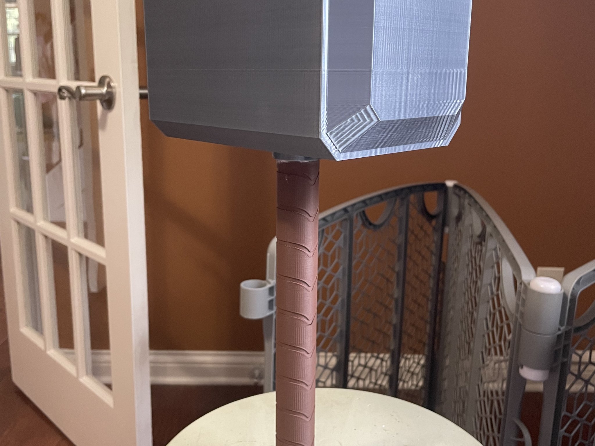 Búa thần Thor Mjolnir với thiết kế chi tiết