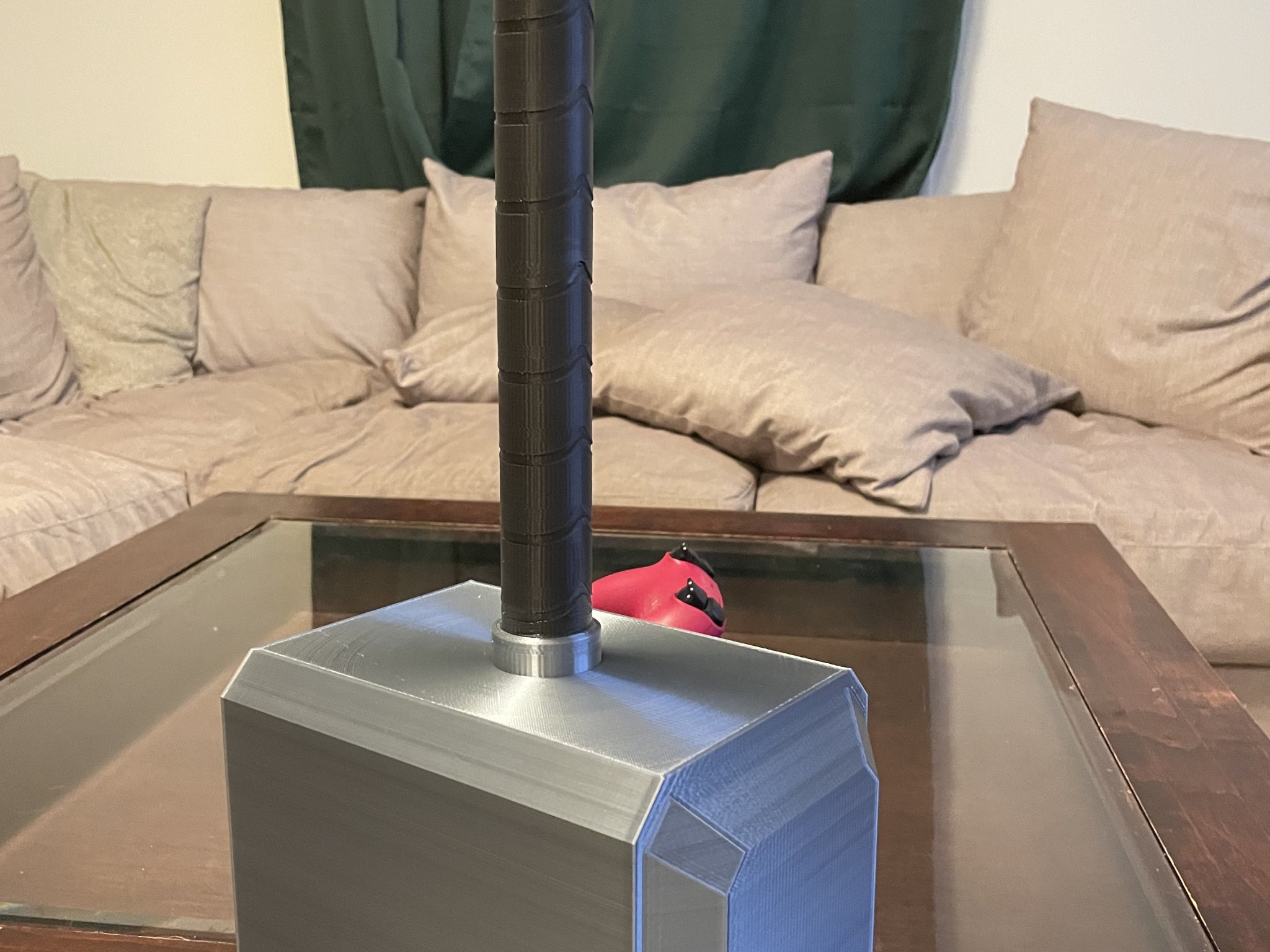 Búa thần Thor Mjolnir với thiết kế chi tiết