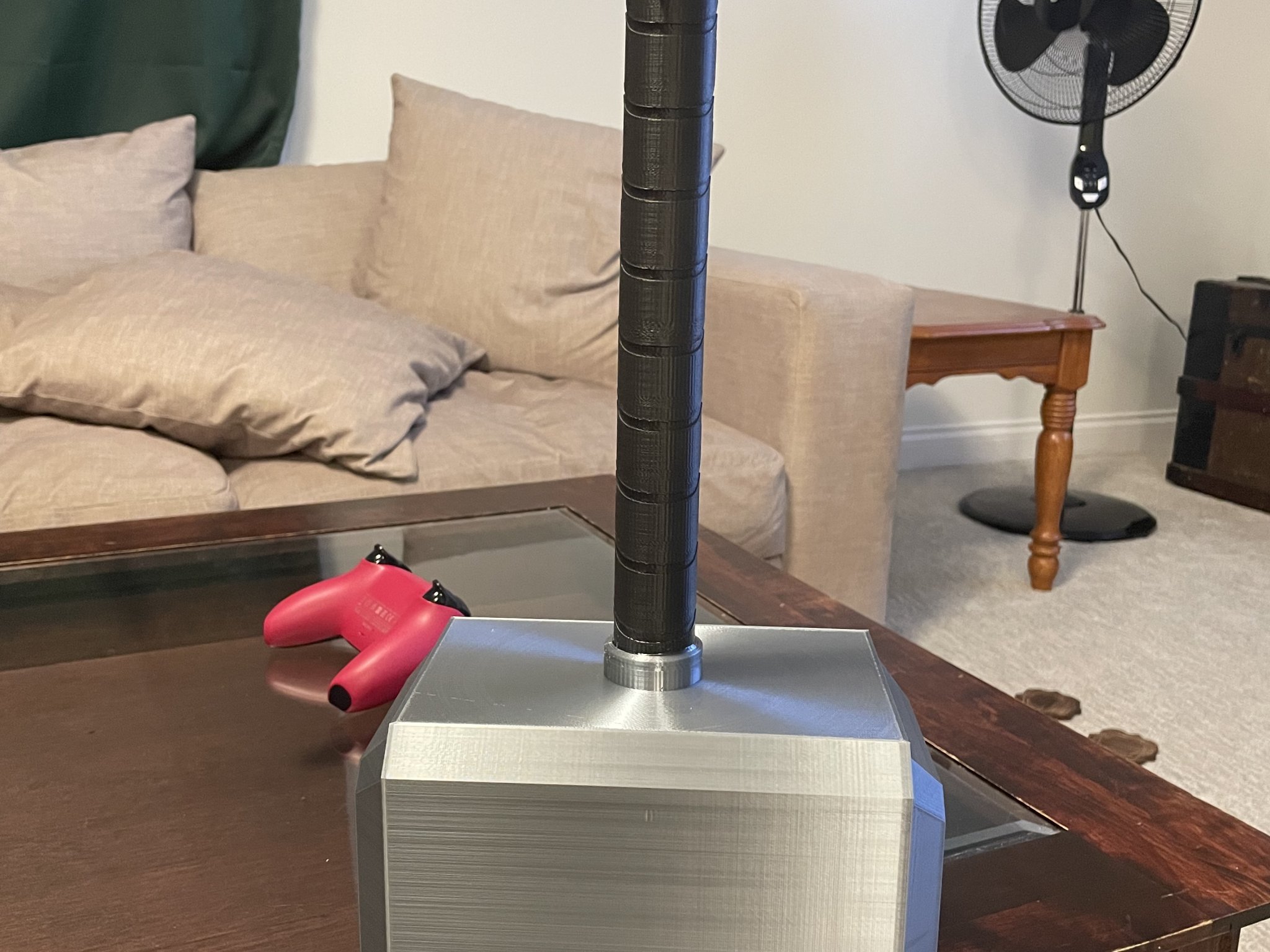 Búa thần Thor Mjolnir với thiết kế chi tiết