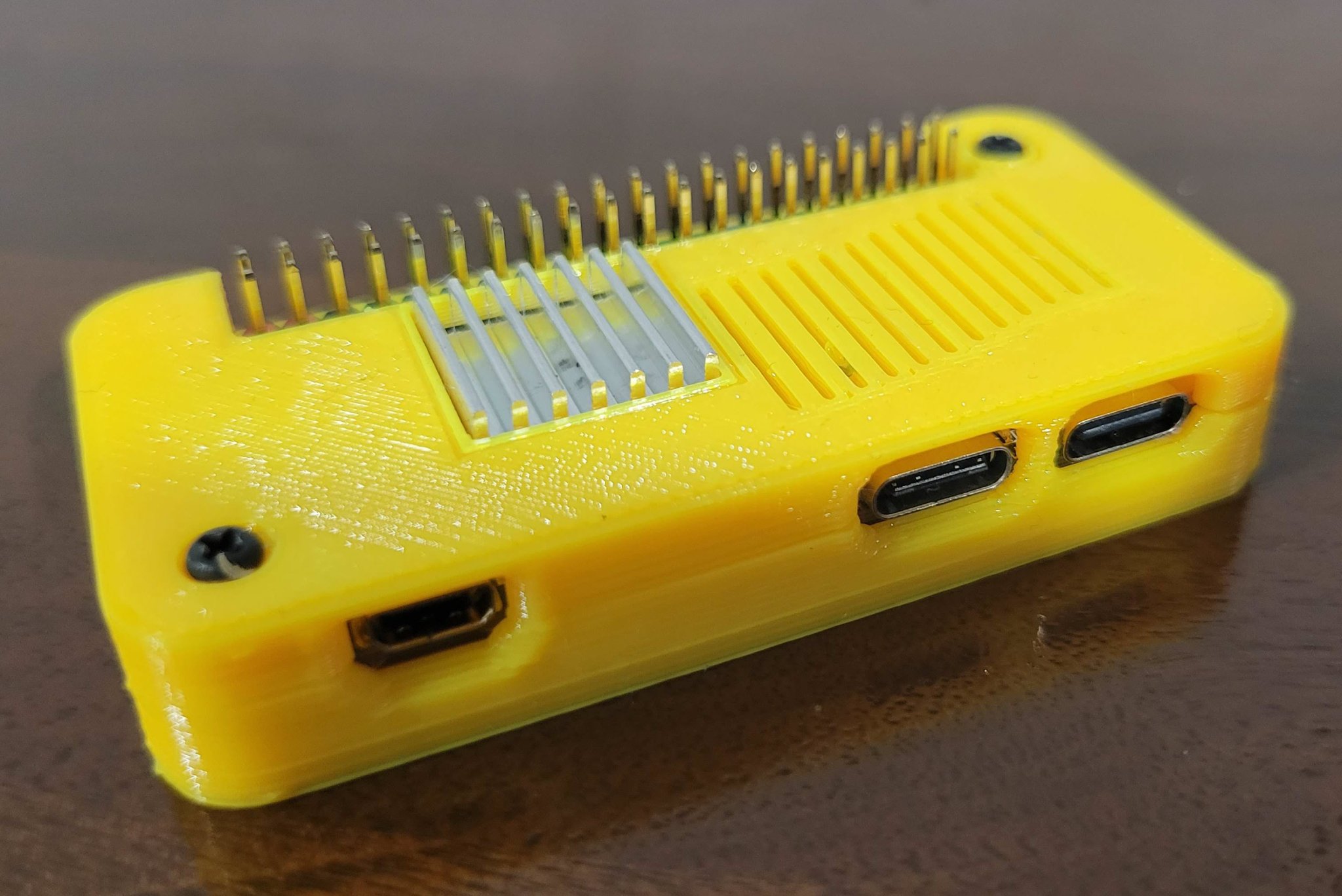 Vỏ Radxa Zero có tản nhiệt và khe GPIO