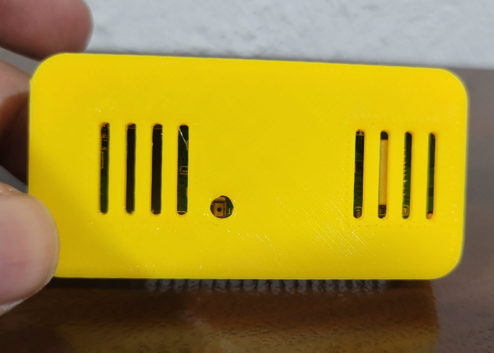 Vỏ Radxa Zero có tản nhiệt và khe GPIO