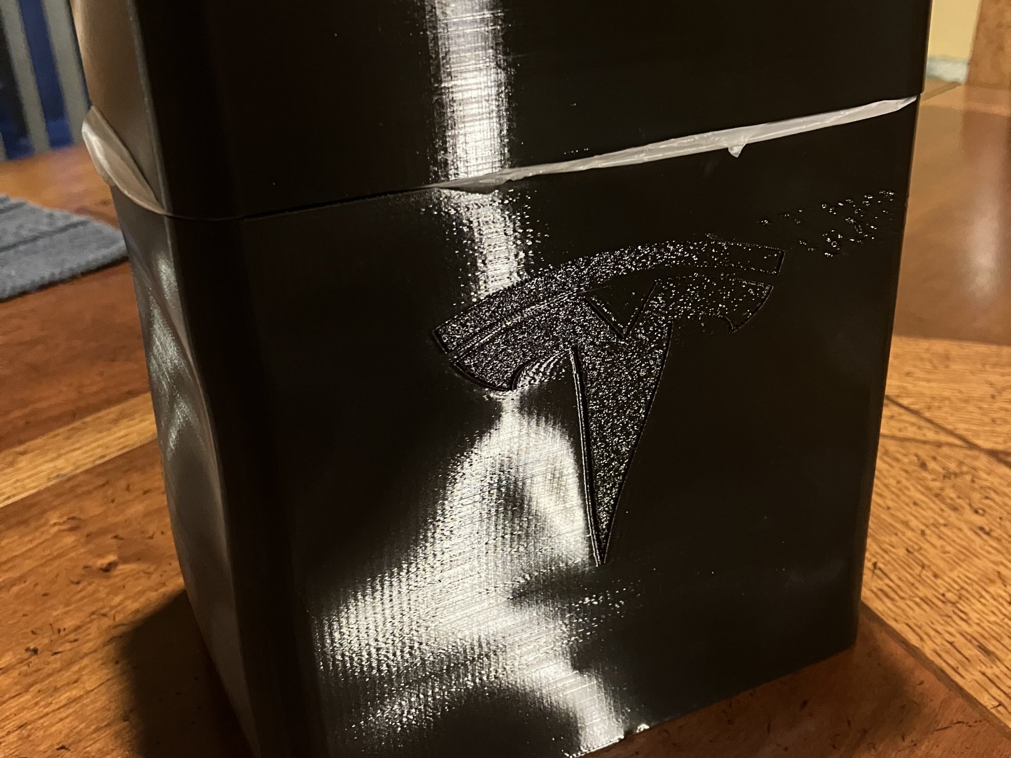 Thùng rác hình logo Tesla cho Model 3/Y