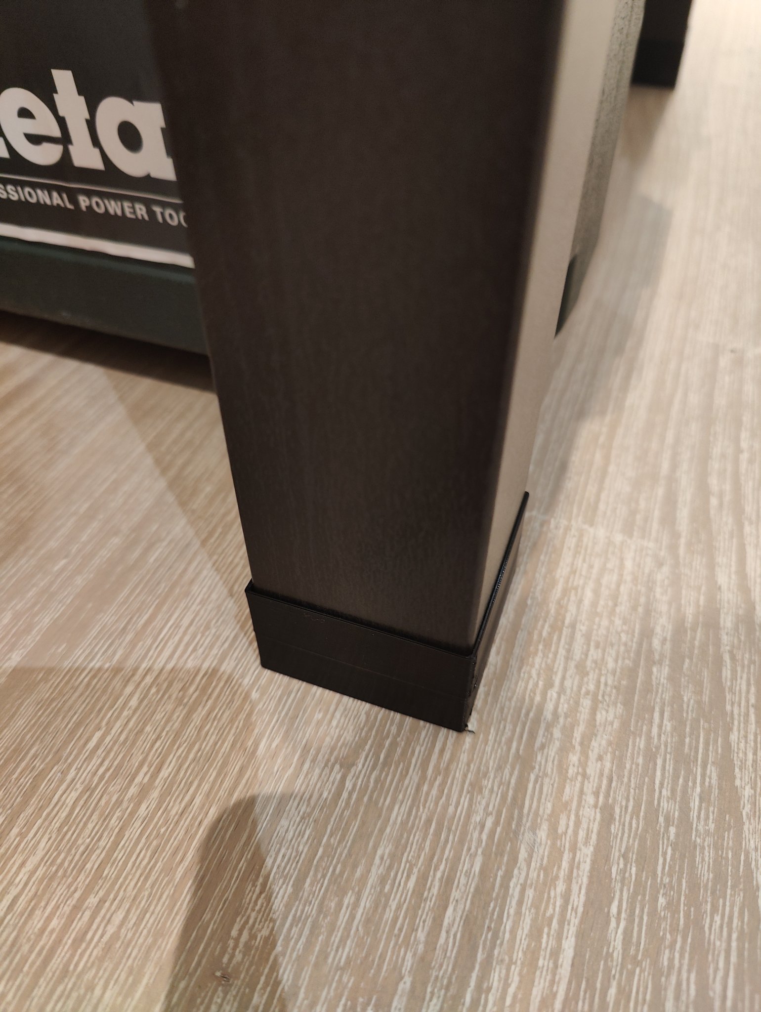 Chân đế linh hoạt cho bàn Lack của IKEA