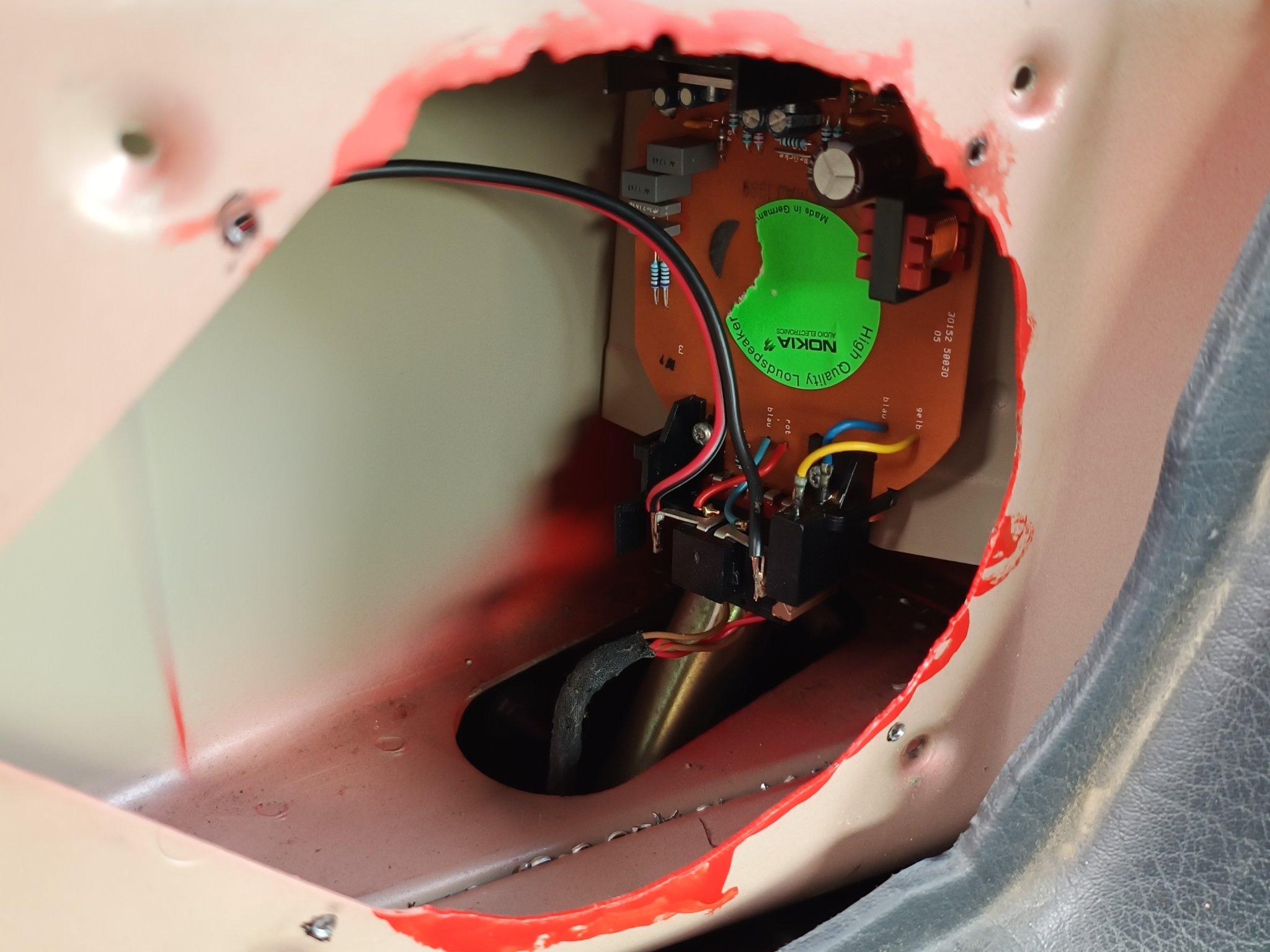 Bảng gắn ampli loa sau cho Audi Cabriolet T89