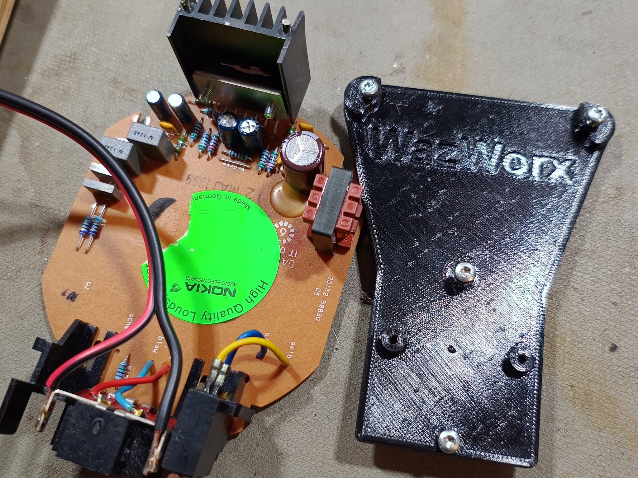 Bảng gắn ampli loa sau cho Audi Cabriolet T89