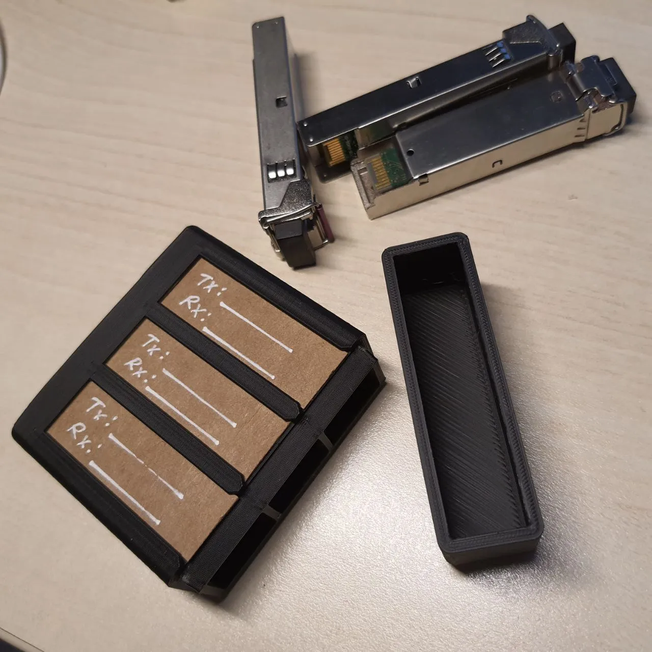 Hộp chứa 3 mô-đun SFP cho thiết bị viễn thông