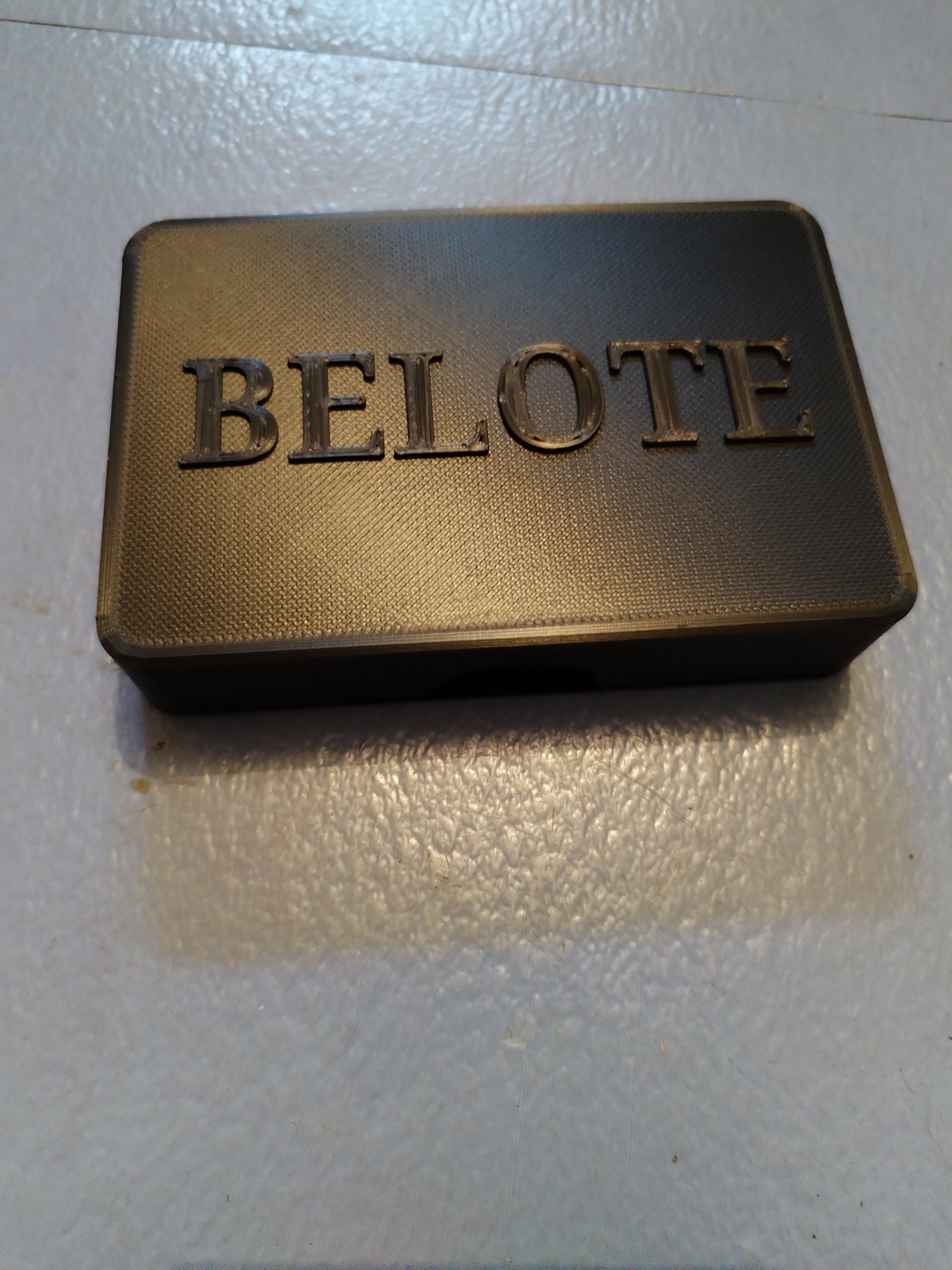 Hộp trò chơi bài Belote với thiết kế độc đáo