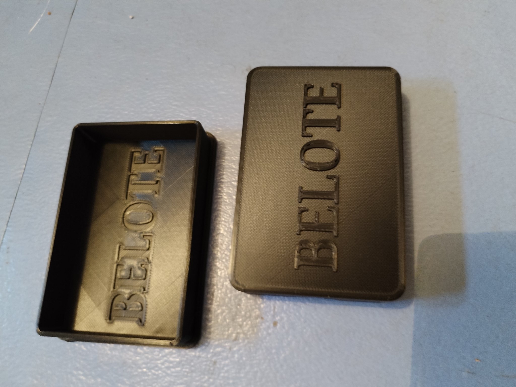 Hộp trò chơi bài Belote với thiết kế độc đáo