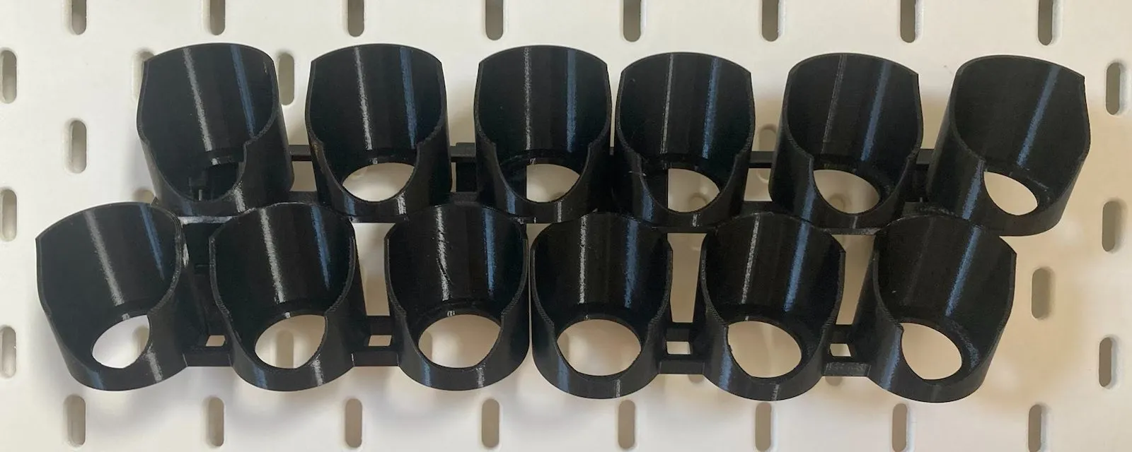 Giá đỡ chai sơn Skadis với đường kính 32.6mm