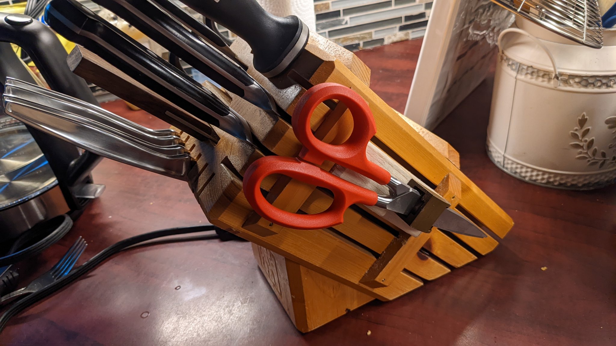 Giá đỡ kéo Cutco cho khối dao trong bếp